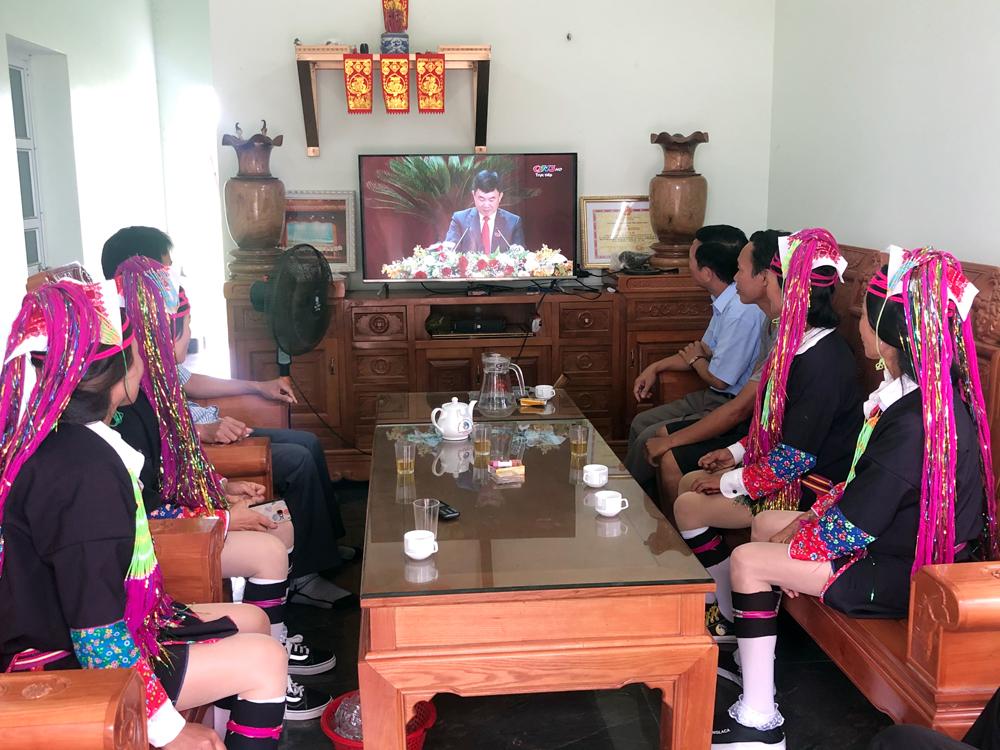 Tại khu phố Hoàng Hoa Thám, thị trấn Quảng Hà, huyện Hải Hà hầu hết các gia đình đều tập trung xem tường thuật Đại hội trên ti vi.