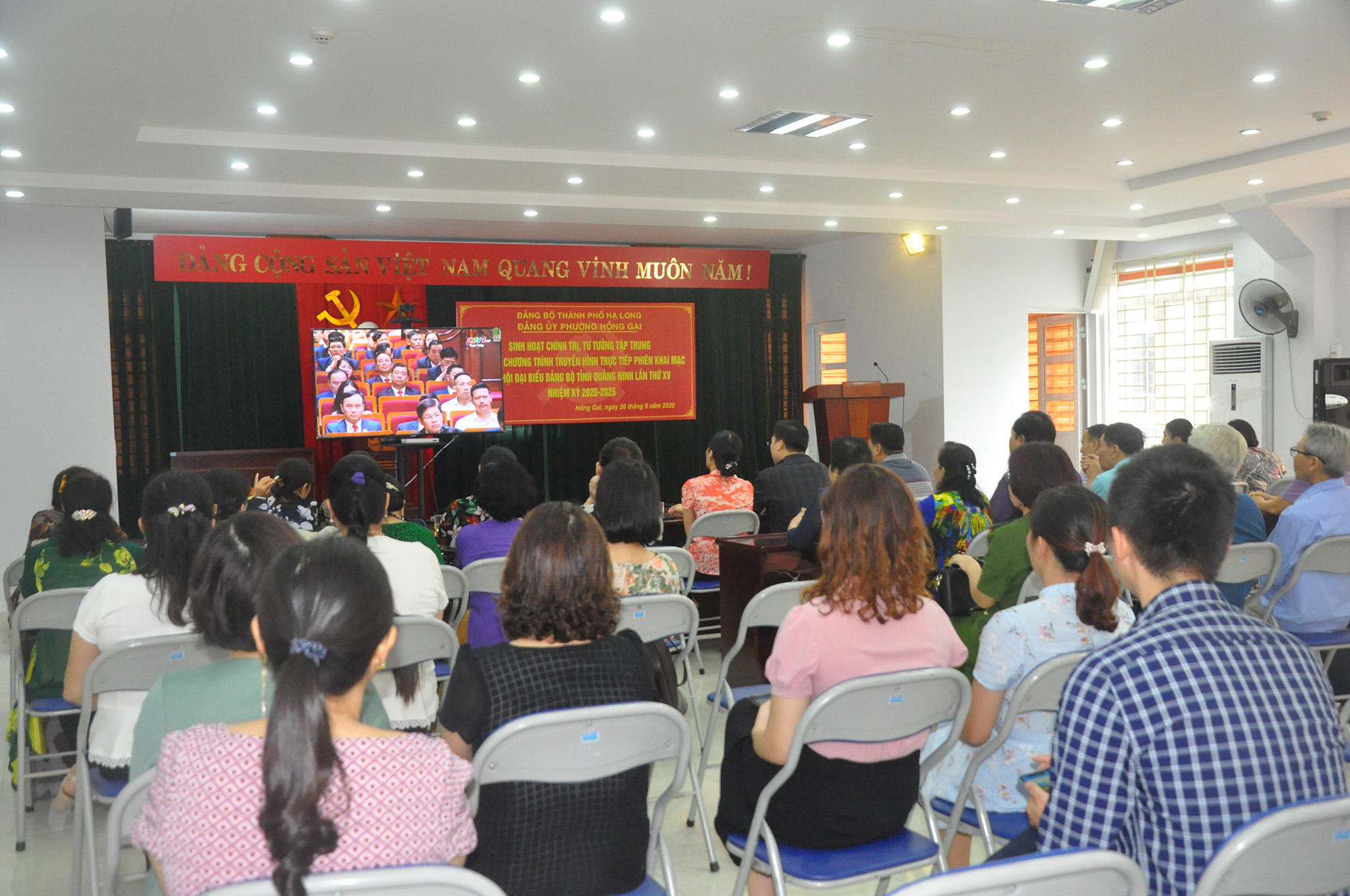 Người dân phường Hồng Gai, TP Hạ Long xem tường thuật trực tiếp Đại hội tại trụ sở phường.