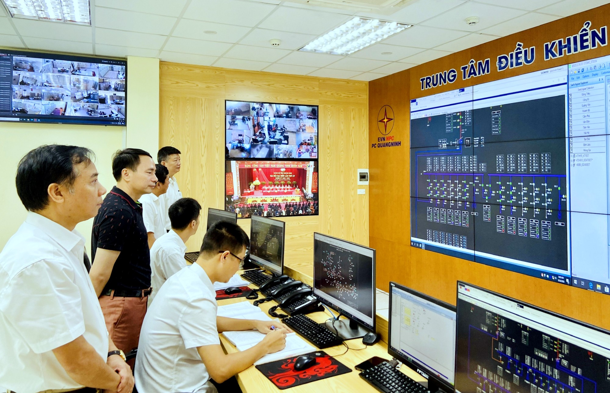 Lãnh đạo Công ty Điện lực Quảng Ninh theo dõi công tác quản lý, vận hành lưới điện tại Trung tâm điều khiển xa trong suốt thời gian diễn ra Đại hội