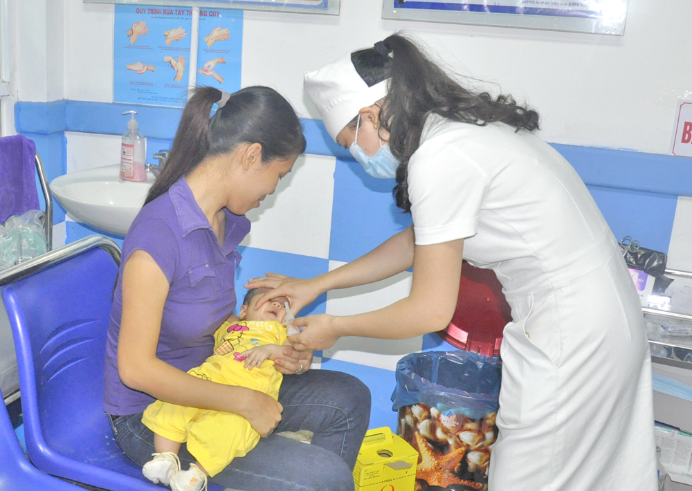 Cho trẻ uống vaccine phòng bệnh bại liệt tại Phòng tiêm Safpo, CDC Quảng Ninh.