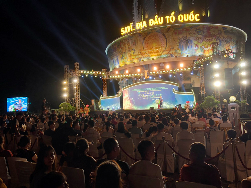 Đêm nhạc thu hút đông đảo người dân, du khách tham gia.