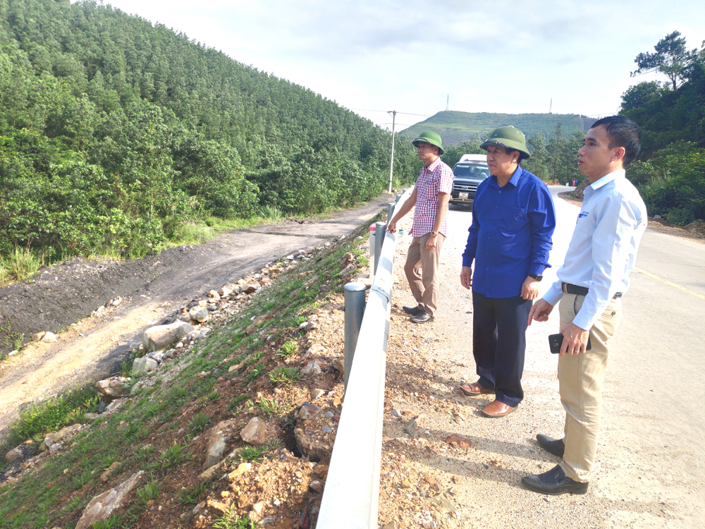 Đoàn giám sát kiểm tra thực địa dự án cải tạo môi trường, hoàn nguyên đóng cửa mỏ khai trường Công ty Cổ phần Xí nghiệp than Uông Bí.