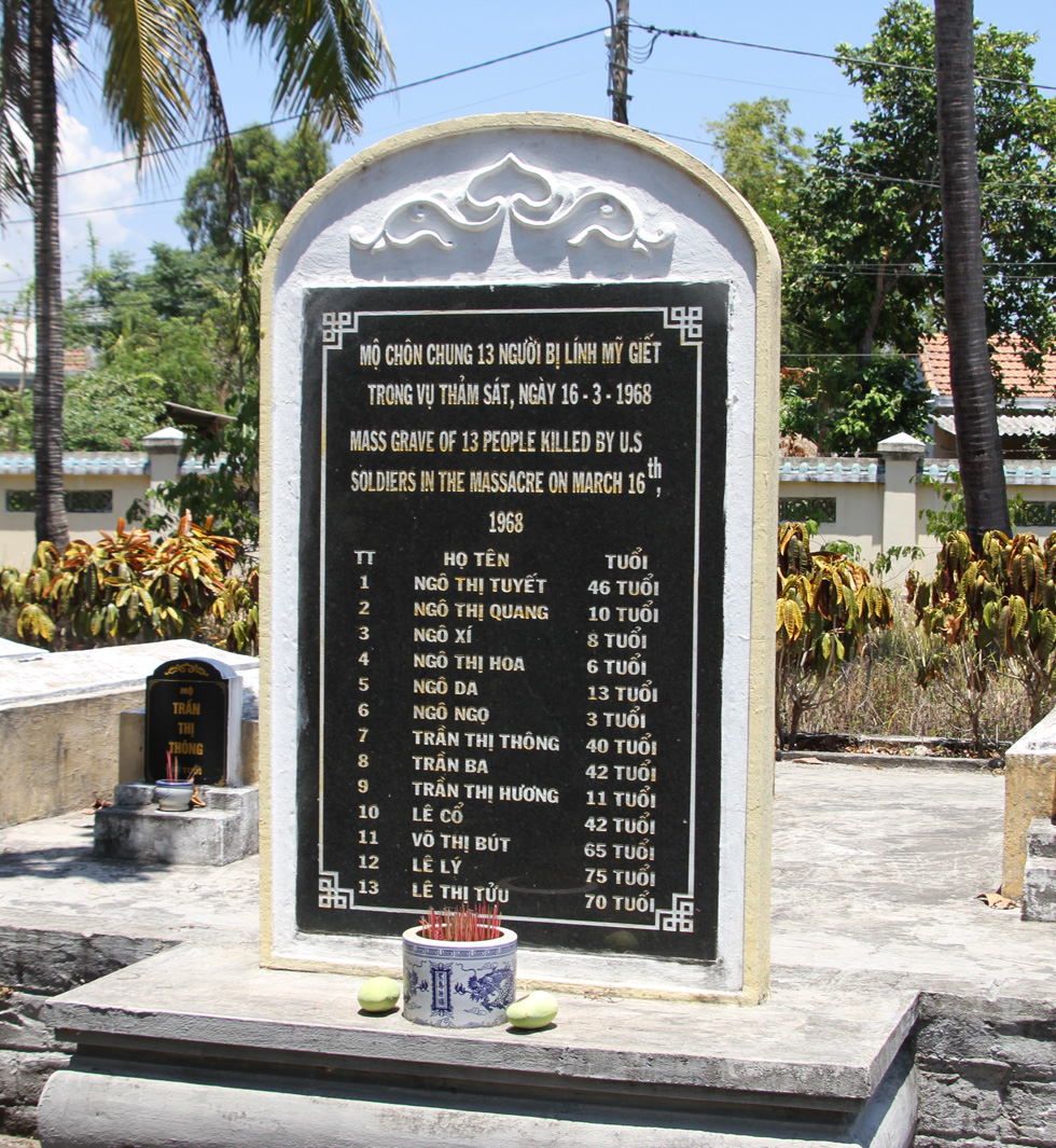 Ngôi mộ tập thể của 13 nạn nhân.