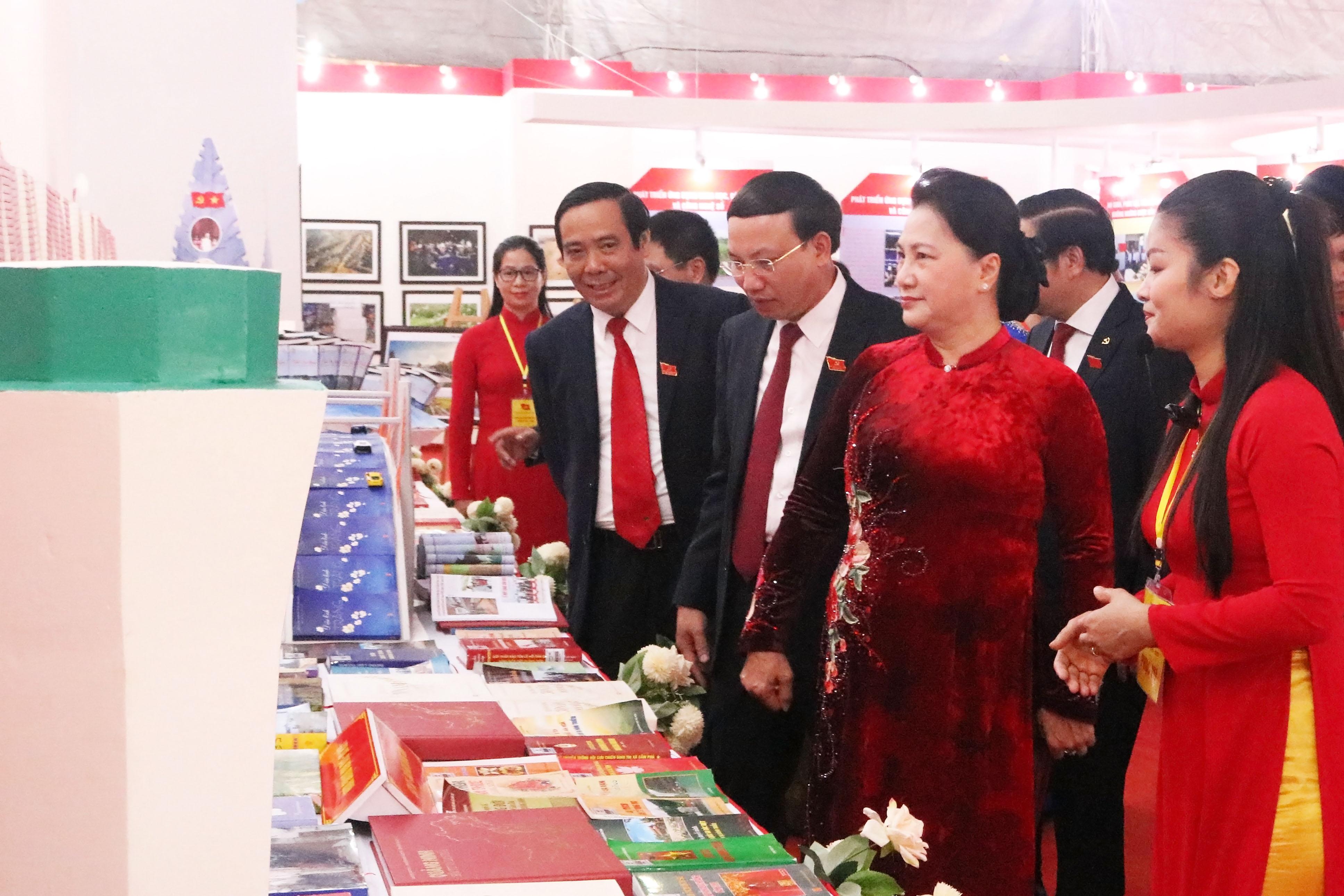 Chủ tịch Quốc hội Nguyễn Thị Kim Ngân tham quan Triển lãm thành tựu KT-XH tỉnh Quảng Ninh.   