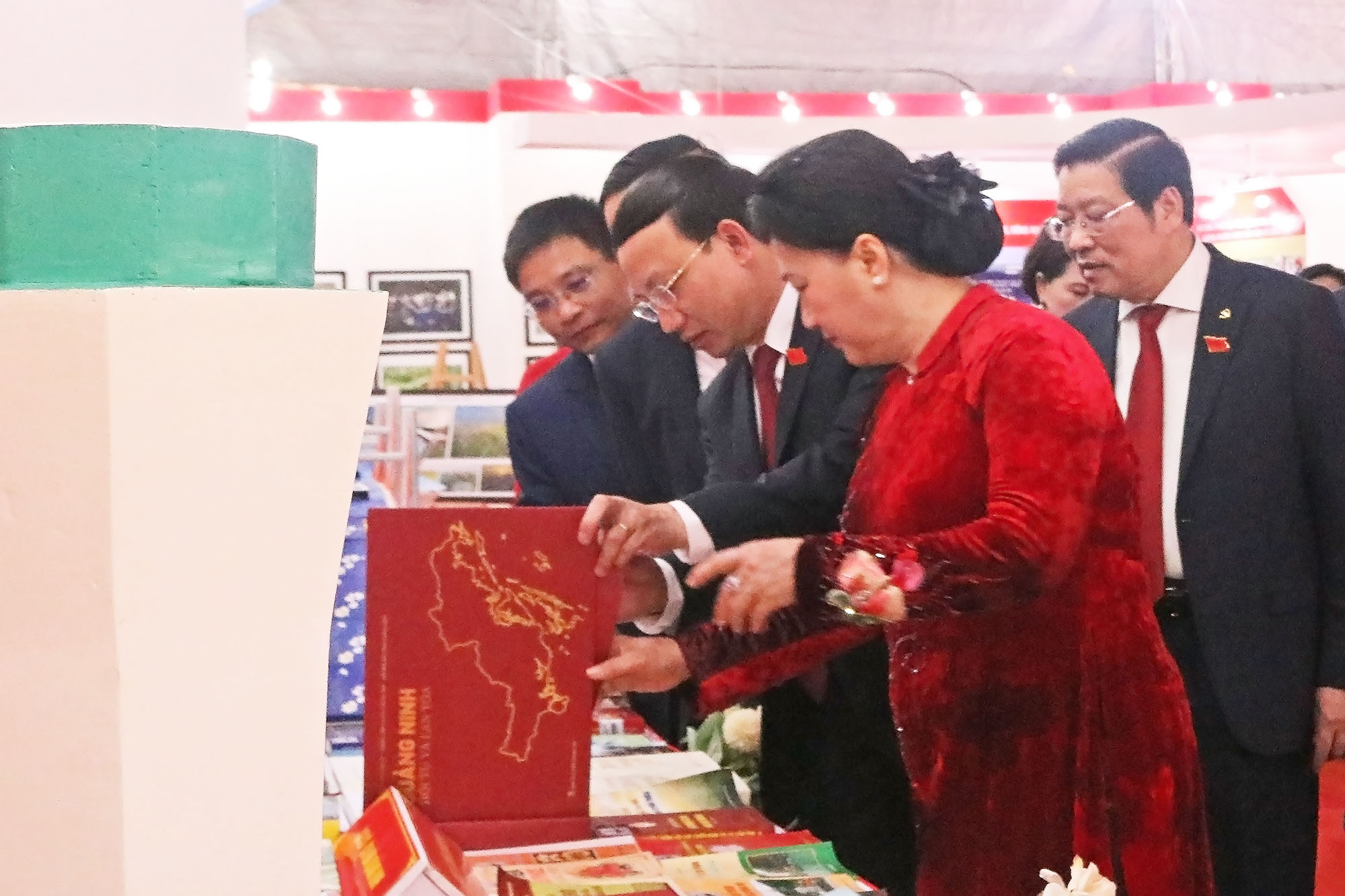 Đồng chí Nguyễn Thị Kim Ngân đã tới thăm Triển lãm thành tựu Kinh tế - Xã hội của tỉnh.