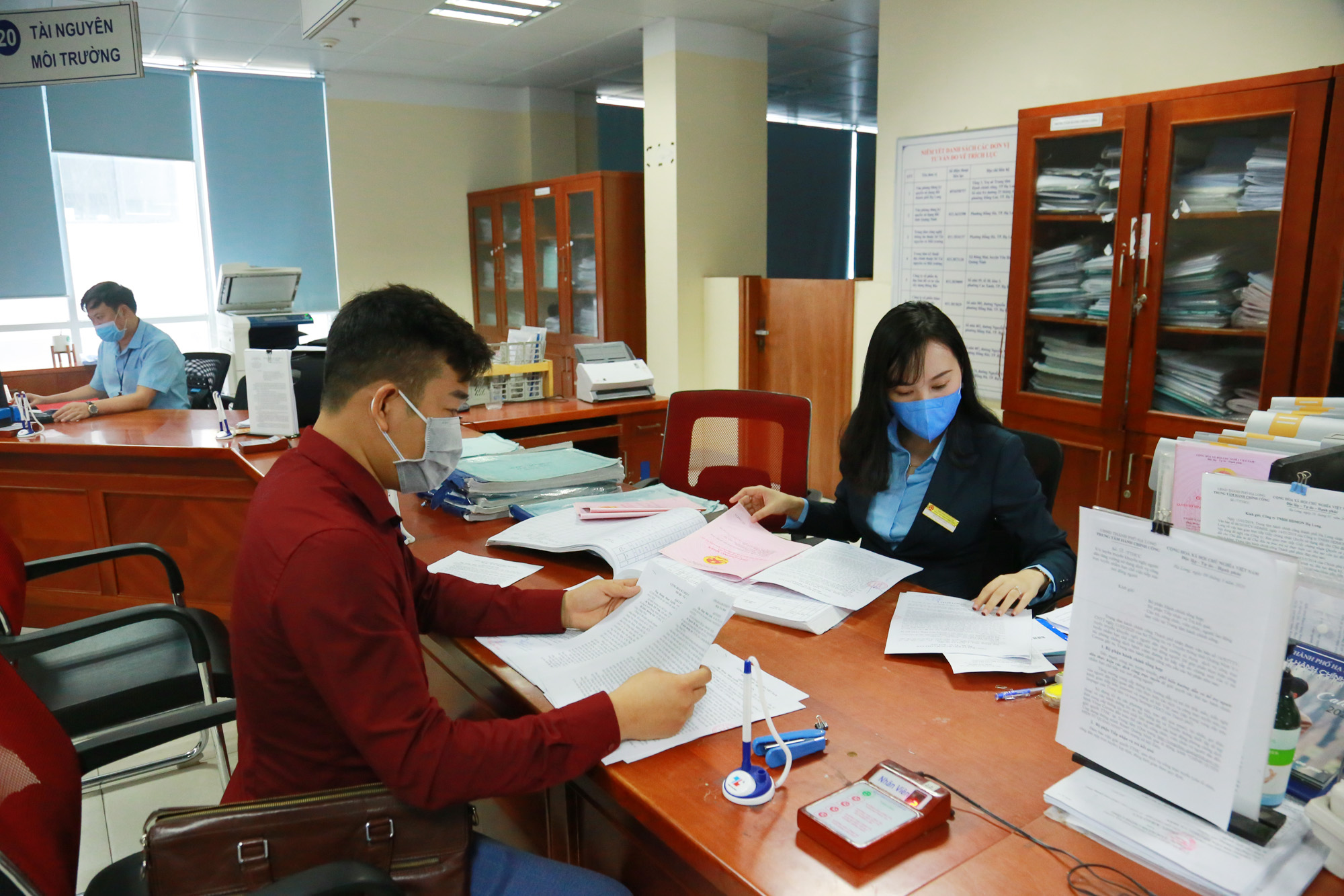 Cán bộ Trung tâm Hành chính công TP Hạ Long giải quyết TTHC cho người dân và doanh nghiệp. Ảnh: Trung tâm TH&VH Hạ Long.
