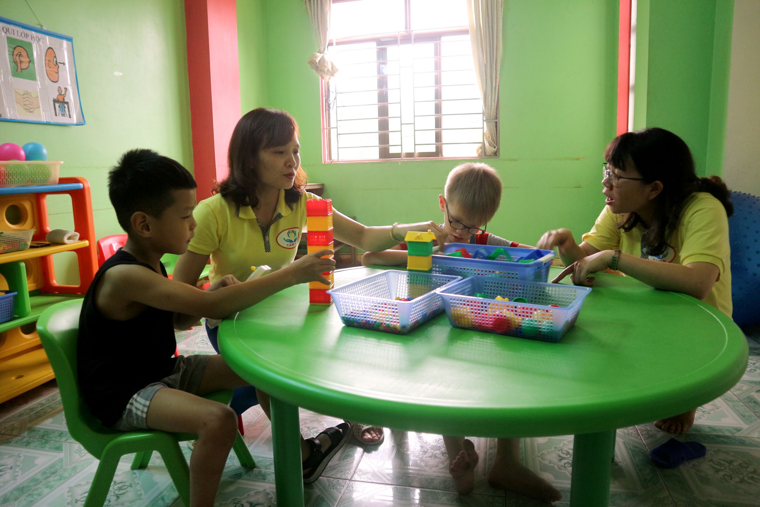 Một giờ học hỗ trợ dành cho trẻ tự kỷ của Trung tâm Hỗ trợ giáo dục hòa nhập trẻ khuyết tật Tâm An (phường Nam Khê, TP Uông Bí).
