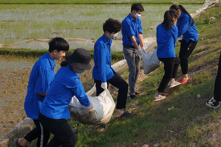 ĐVTN TX Quảng Yên tham gia dọn dẹp vệ sinh môi trường.