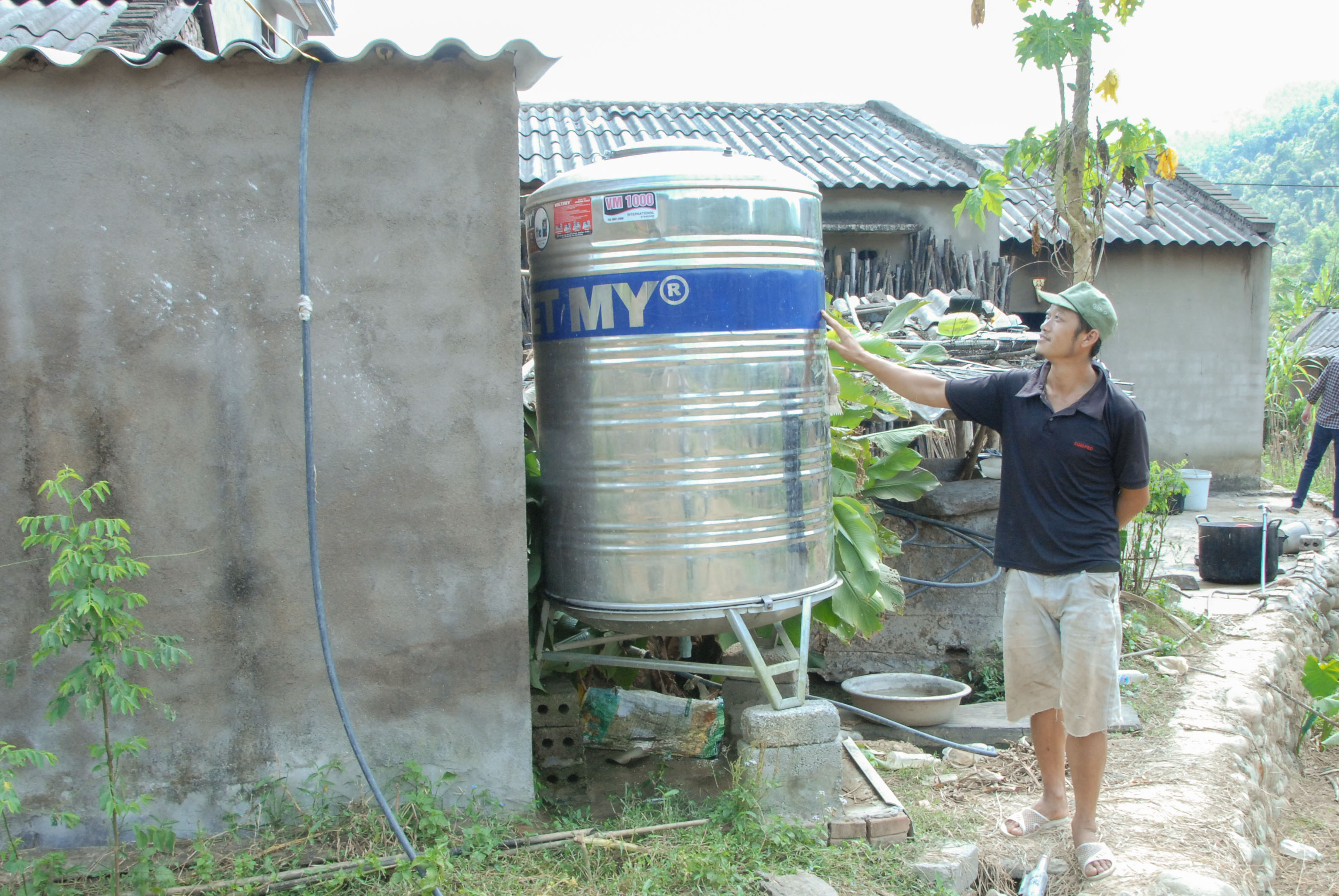 Người dân xã Vô Ngại (huyện Bình Liêu) được hỗ trợ téc nước sinh hoạt và xây nhà tiêu hợp vệ sinh, từng bước đáp ứng tiêu chí giảm nghèo đa chiều.