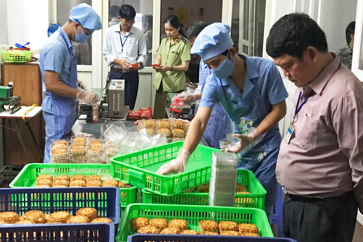 Đoàn công tác Sở Công Thương kiểm tra ATTP tại một số cơ sở sản xuất bánh kẹo trên địa bàn TP Hạ Long, ngày 15/9. Ảnh: Minh Đức