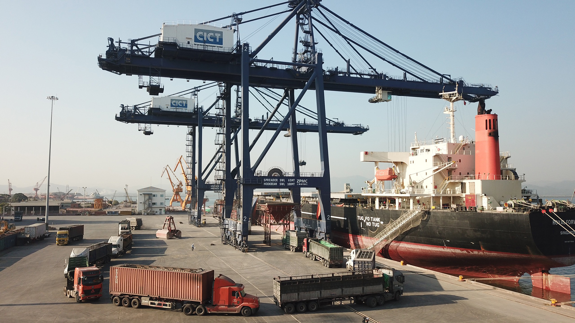 Hoạt động nhập khẩu hàng hóa tại cảng Cái Lân đã tấp nập trở lại sau ảnh hưởng của dịch bệnh.