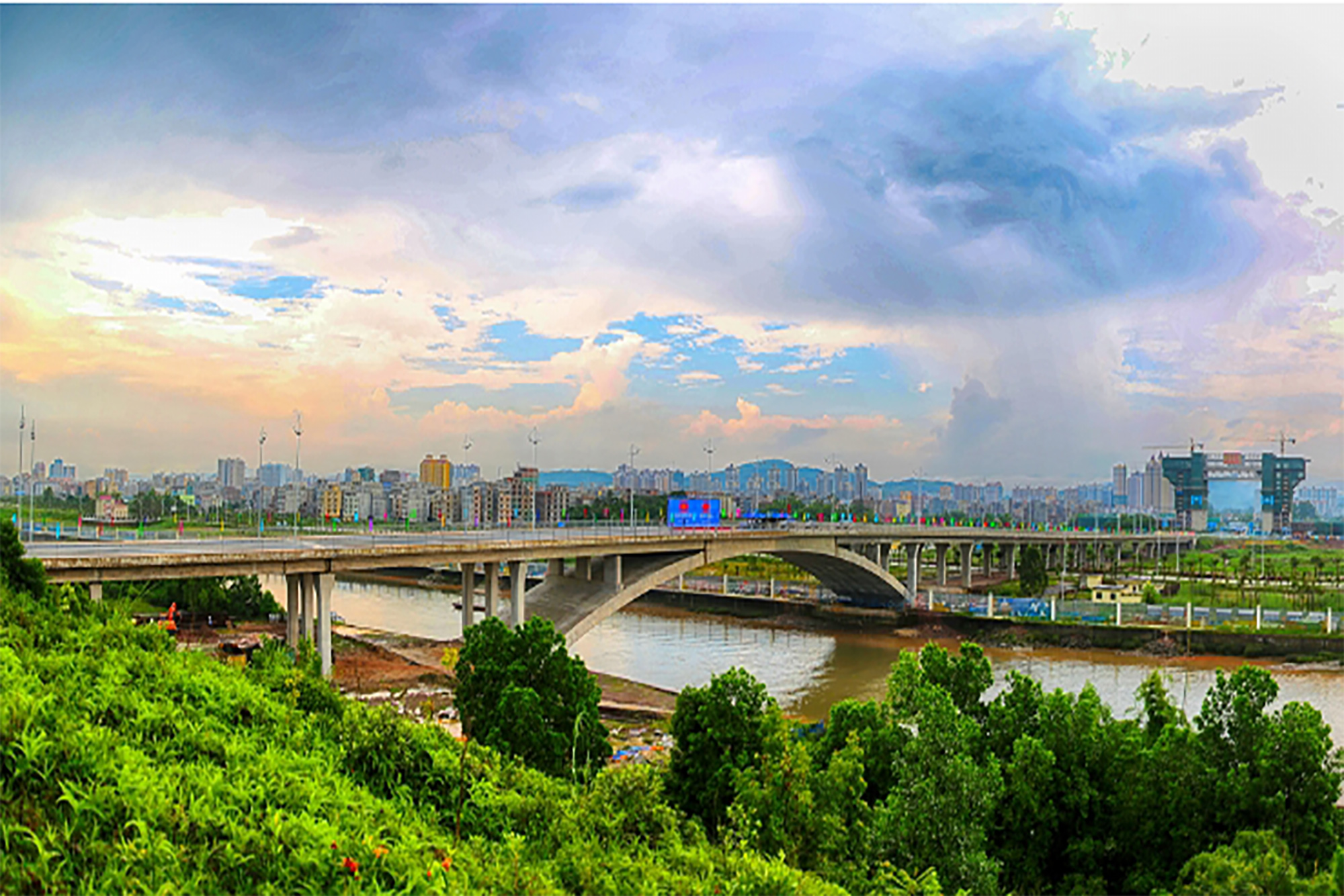 Cầu Bắc Luân II (TP Móng Cái) góp phần tạo điều kiện thúc đẩy hợp tác, giao thương kinh tế, du lịch Việt Nam - Trung Quốc; là công trình cửa ngõ trong chuỗi các dự án giao thông kết nối Việt Nam, ASIAN với Trung Quốc.