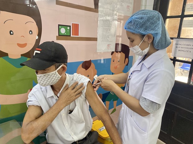 Người dân đến tiêm phòng tại Trung tâm Kiểm soát bệnh tật Thừa Thiên-Huế. (Ảnh: Mai Trang/TTXVN)