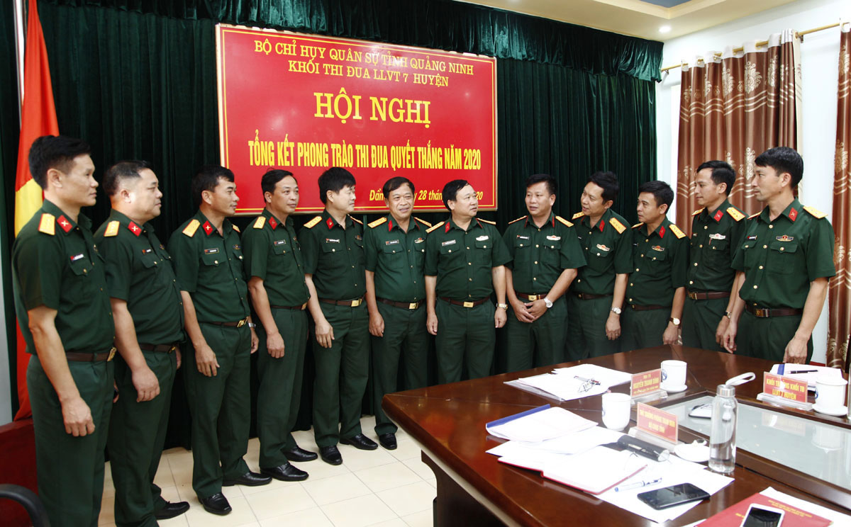 Đại tá Nguyễn Thanh Bình, Phó Chỉ huy trưởng Bộ CHQS tỉnh trò chuyện với các đại biểu dự hội nghị.