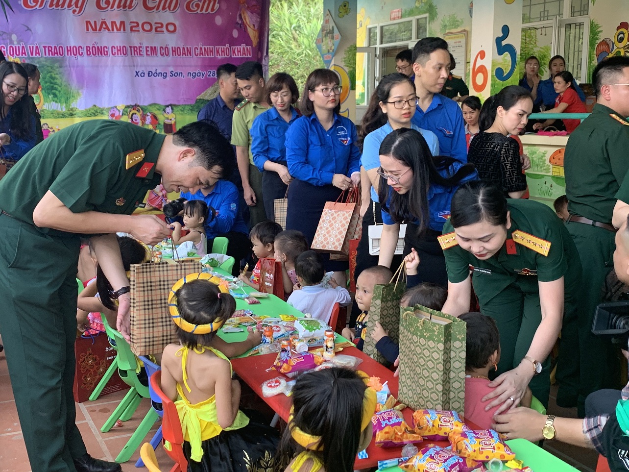 Đoàn Thanh niên khối các cơ quan tỉnh trao 100 suất quà cho các em thiếu nhi đang theo học tại Trường Mầm non Phù Liến, xã Đồng Sơn, TP Hạ Long.