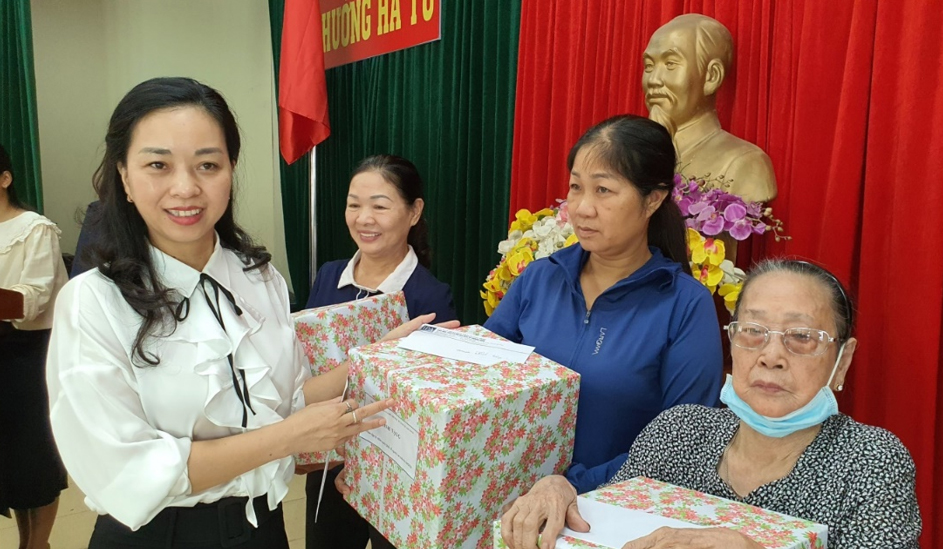 Đồng chí Vũ Thị Kim Chi, Phó trưởng Ban phụ trách IPA tặng quà cho các cụ người cao tuổi.