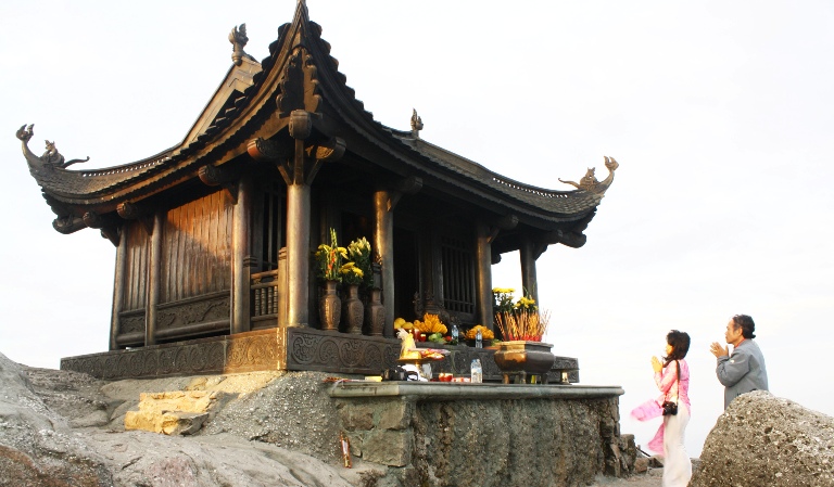 Hoàng hôn trên đỉnh chùa Đồng.