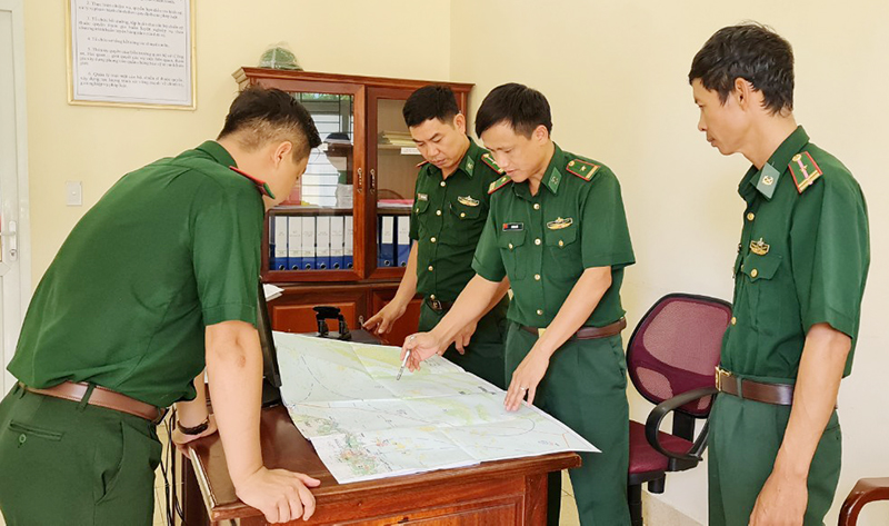 Thiếu tá Vũ Văn Hiều cùng đồng đội bàn phương án đấu tranh phòng chống tội phạm, giữ gìn an ninh trật tự trên địa bàn biên phòng.