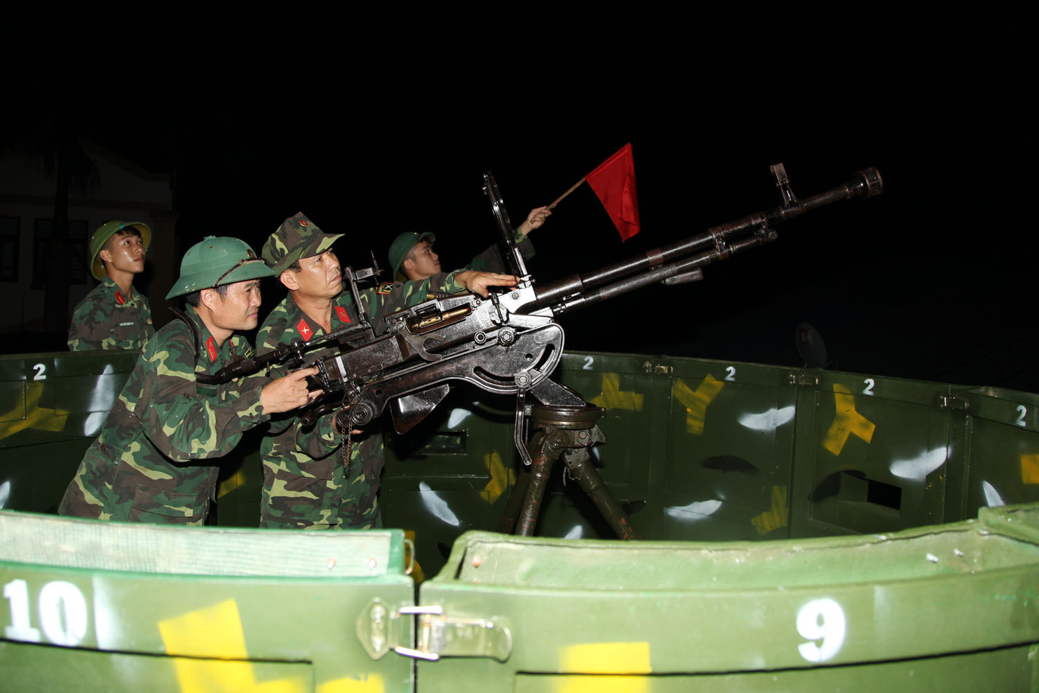 Ban CHQS huyện Bình Liêu triển khai khẩu đội trực phòng không 24/24h.