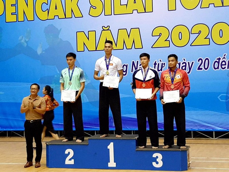 VĐV Nguyễn Viết Duy- QN (trái) nhận HCB hạng 75 kg nam