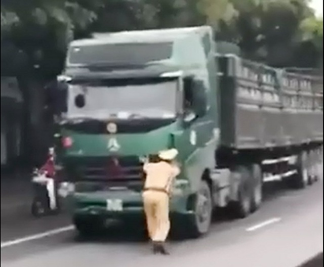 Lê Mai Hạnh điều khiển xe ô tô chở quá tải đẩy CSGT đi lùi trên quốc lộ 1A.