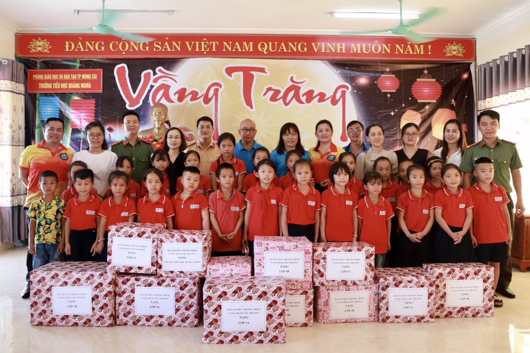 Đoàn thăm tặng quà cho các em nhỏ trường Tiểu học Quảng Nghĩa, TP Móng Cái.