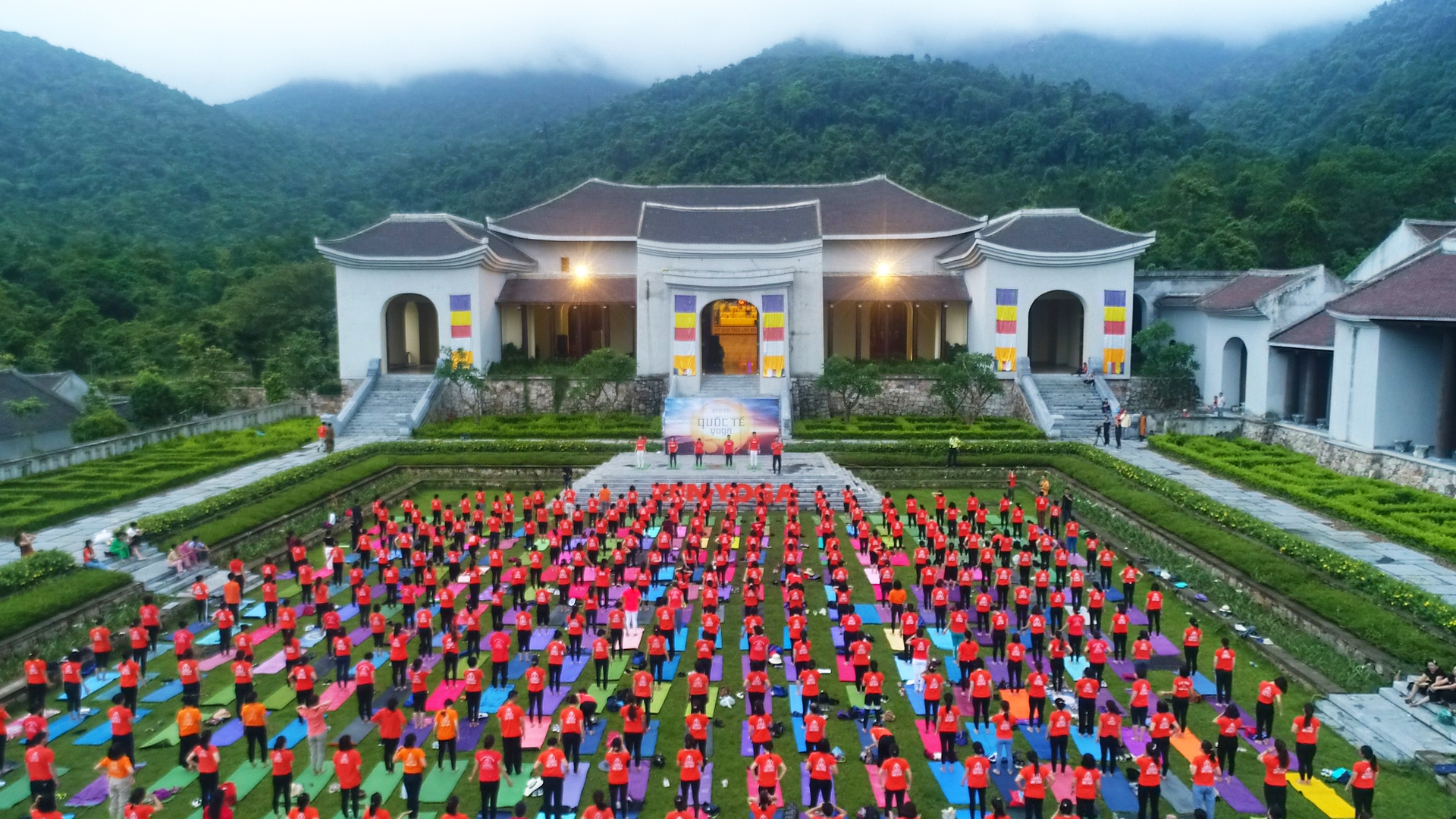 Đồng diễn yoga tại Yên Tử.