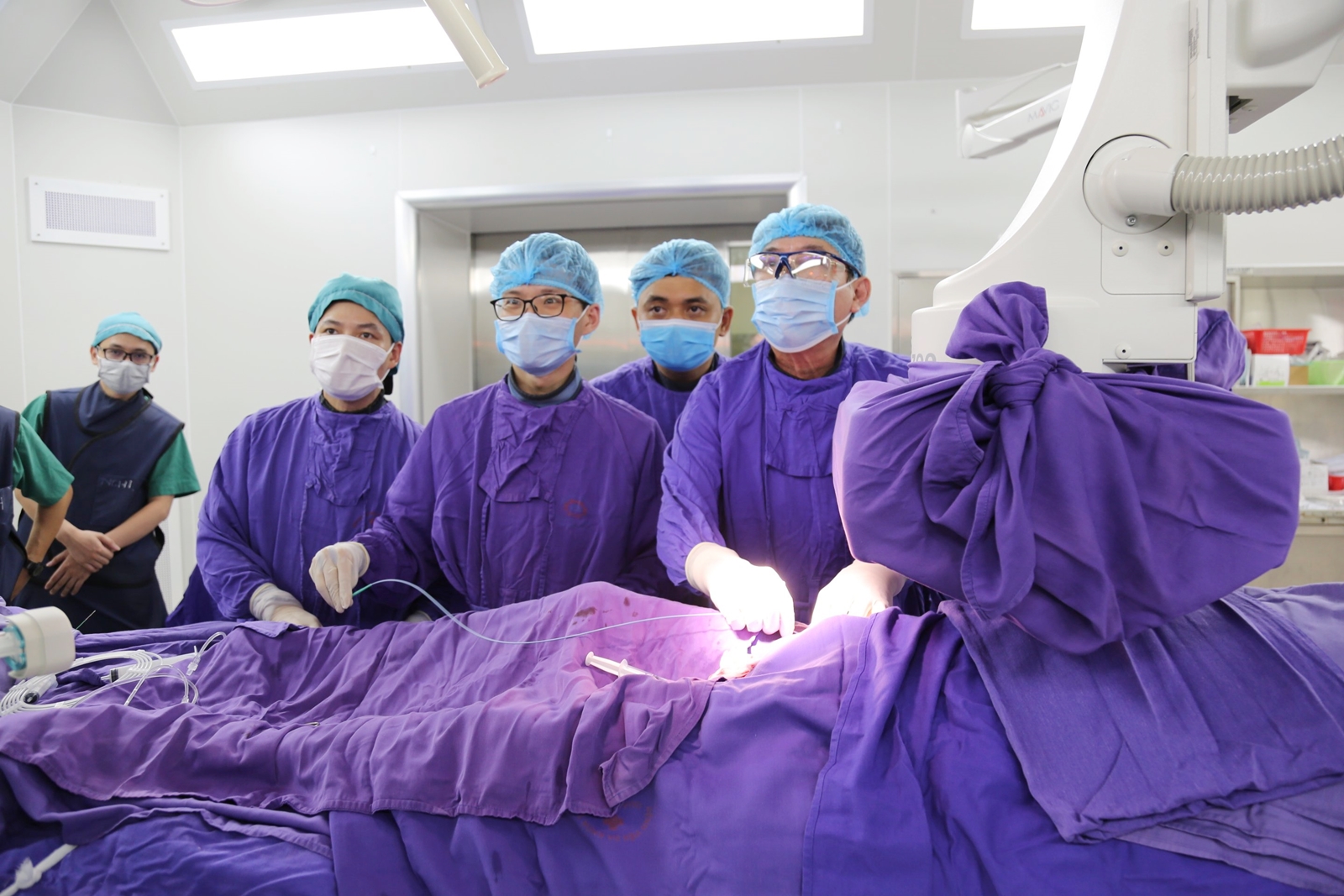 S.TS Võ Thành Nhân cùng các bác sĩ Bệnh viện Đa khoa tỉnh tiến hành đặt máy tạo nhịp không dây cho bệnh nhân