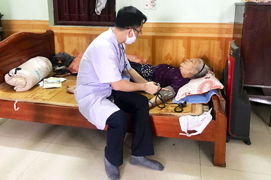 Người cao tuổi phường Thanh Sơn (TP Uông Bí) được bác sĩ Trung tâm y tế TP thăm khám sức khỏe tại nhà.
