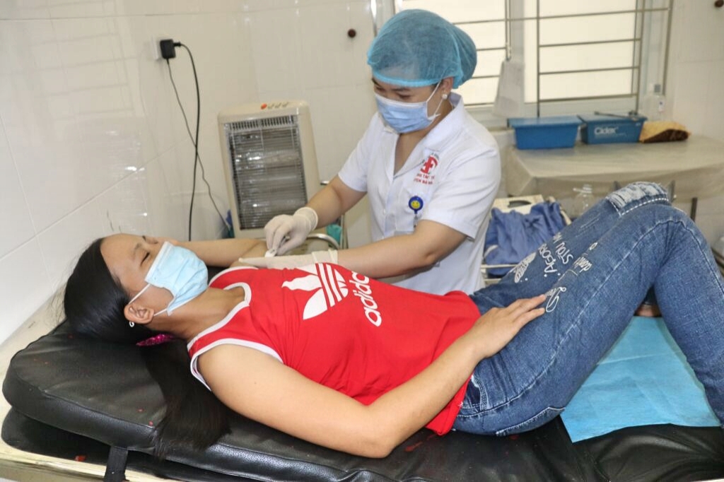 Cán bộ y tế tại Trung tâm Y tế huyện Đầm Hà thực hiện biện pháp cấy tránh thai.