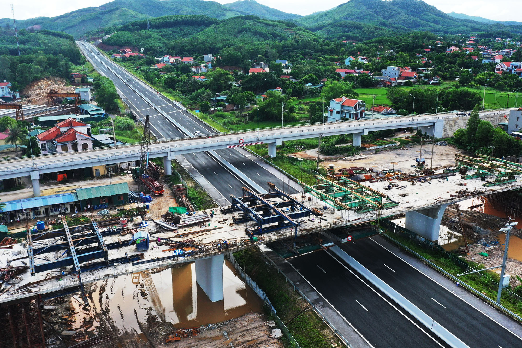 Cầu vượt cao tốc Hạ Long - Vân Đồn đã xong các hạng mục kết cấu chính