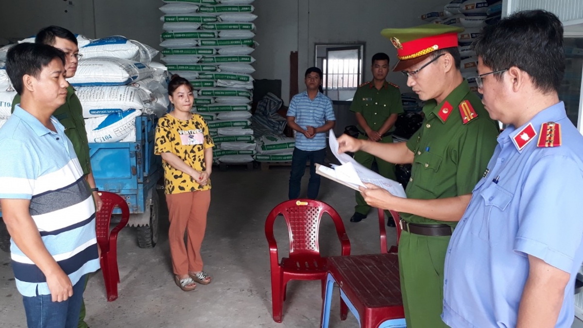 Công an đọc lệnh bắt tạm giam Nguyễn Trung Thành.