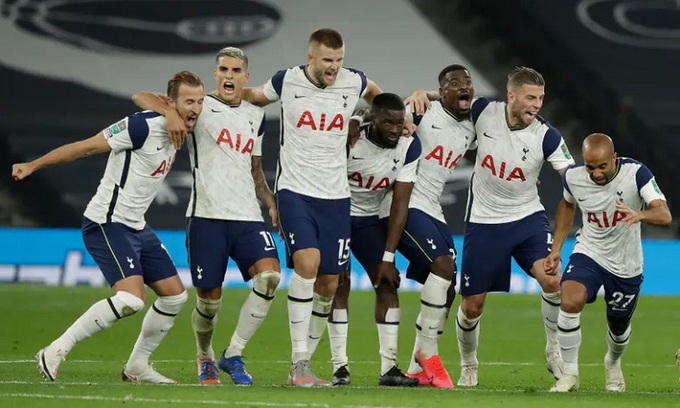 Cầu thủ Tottenham vui mừng sau khi giành chiến thắng kịch tính. Ảnh: Reuters.