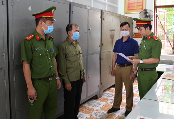 Cán bộ Phòng Cảnh sát hình sự Công an tỉnh Hải Dương thực hiện quyết định bắt giữ Dư.