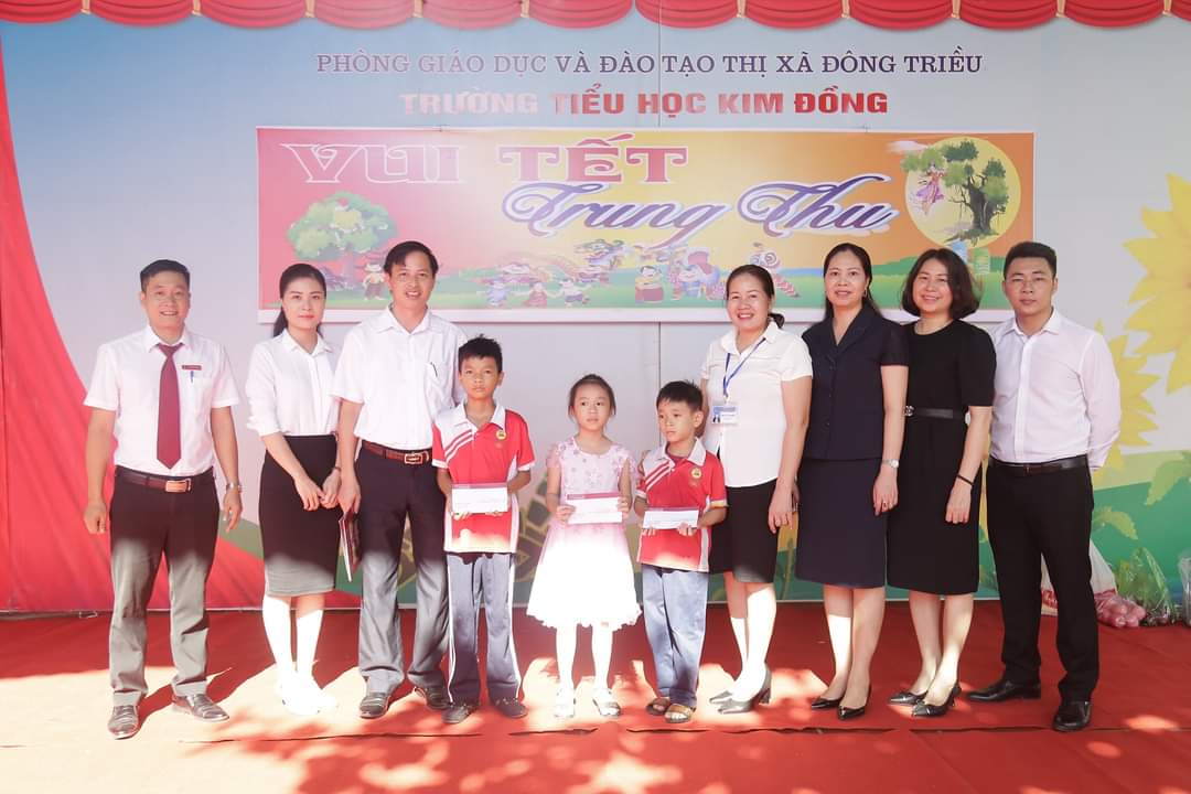 Đại diện Công đoàn Agribank Tây Quảng Ninh trao tặng quà cho học sinh có hoàn cảnh khó khăn của Trường Tiểu học Kim Đồng, TX Đông Triều