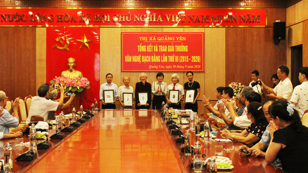 Lãnh đạo thị xã Quảng Yên trao giải A cho các tác giả.