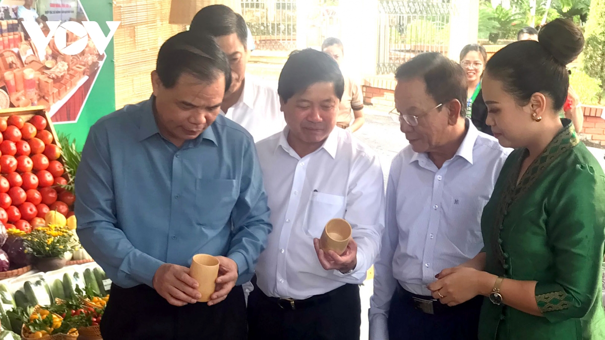 Bộ trưởng NN-PTNT Nguyễn Xuân Cường thăm quan gian hàng giới thiệu sản phẩm đặc sản Sơn La.
