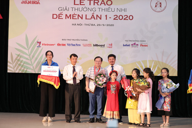 Nhà văn Nguyễn Nhật Ánh nhận giải thưởng lớn Hiệp sỹ Dế Mèn