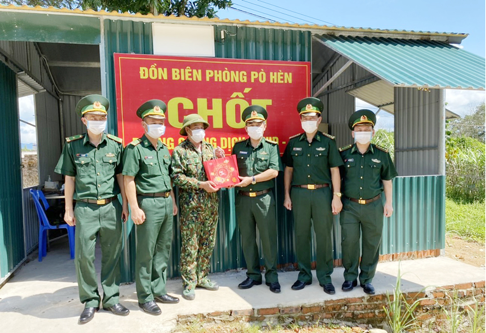 Đại tá Nguyễn Thanh Hải, Chính ủy BĐBP tỉnh kiểm tra, động viên CB,CS Đồn BP Pò Hèn làm nhiệm trên chốt kiểm soát phòng dịch.
