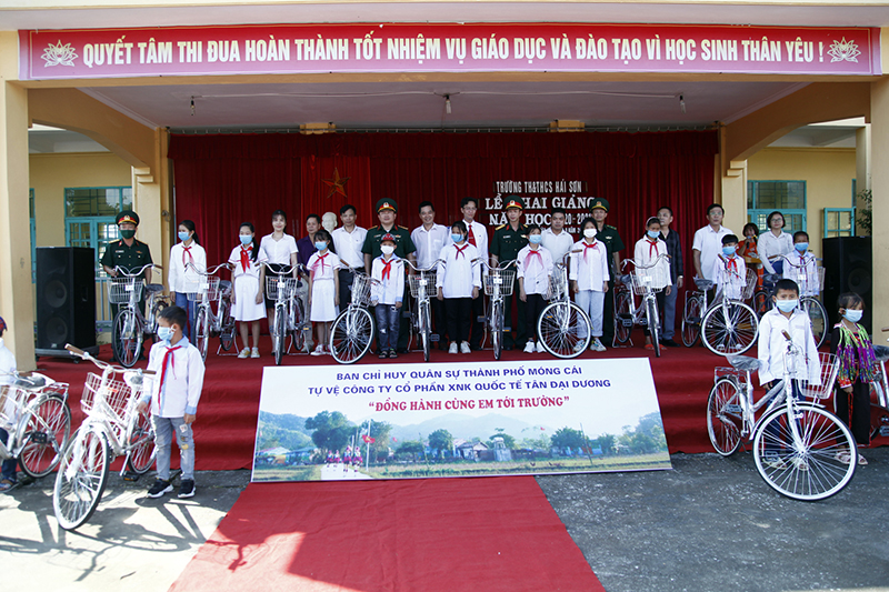 Ban CHQSTP Móng Cái đã tổ chức trao tặng 20 téc nước inox cho các hộ gia đình có hoàn cảnh khó khăn và tặng 20 xe đạp cho học sinh nghèo vượt khó, hiếu học trên địa bàn xã Hải Sơn.