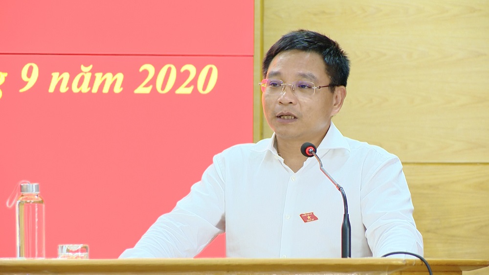 Đồng chí Nguyễn Văn Thắng, Phó Bí thư Tỉnh ủy, Chủ tịch UBND tỉnh, Trưởng Đoàn Đại biểu Quốc hội tỉnh thông báo với cử tri về tình hình phát triển kinh tế - xã hội tỉnh trong 9 tháng đầu năm 2020