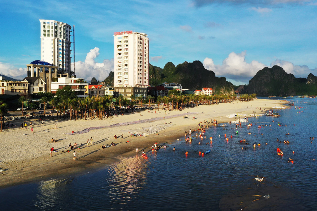 Situated at the end of Tran Quoc Nghien coastal road at Hong Ha ward in Ha Long city, Hon Gai beach is designed to be 900 meters in length and 160 meters in width.