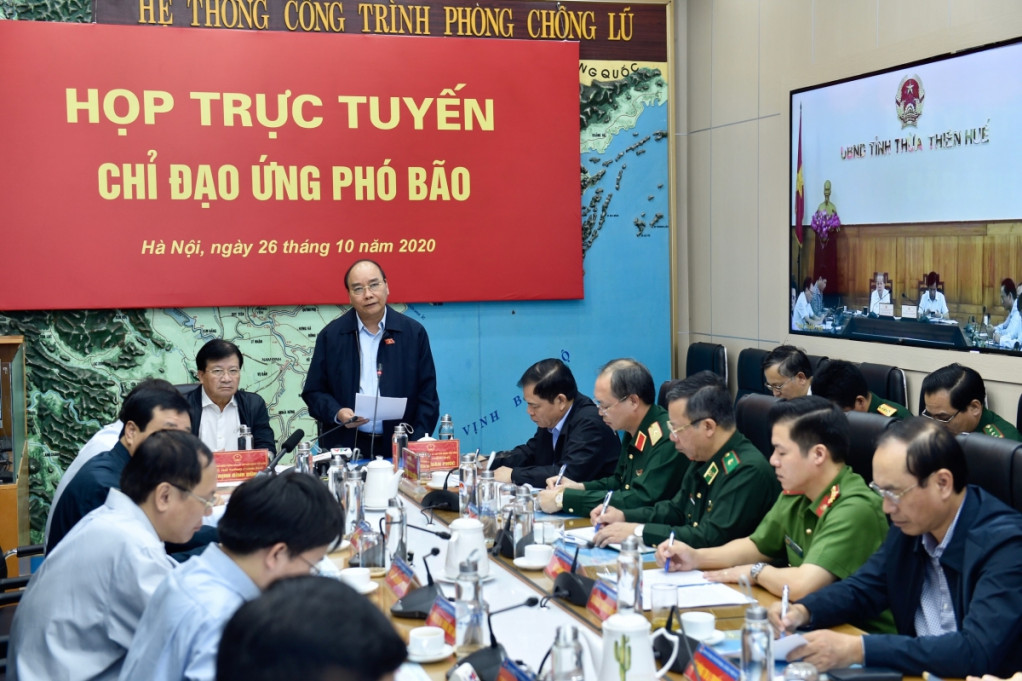 Chairing an urgent meeting on October 26, PM Nguyen Xuan Phuc says top priority is given to evacuating people from low-lying and flood-prone areas. (Photo: VGP).