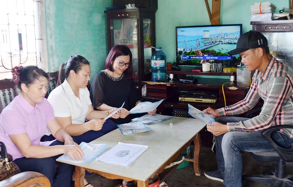  Cán bộ BHXH TP Móng Cái cùng chính quyền địa phương và nhân viên đại lý thu BHXH, BHYT đến từng hộ dân tuyên truyền vận động  tham gia BHXH tự nguyện tại thôn 4 xã Hải Xuân (TP Móng Cái).