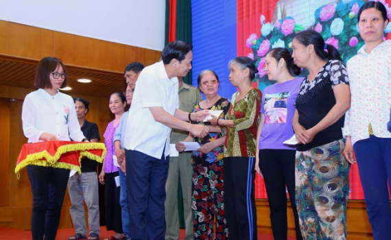 Bộ trưởng Đào Ngọc Dung trao hỗ trợ cho người dân gặp khó khăn do COVID-19