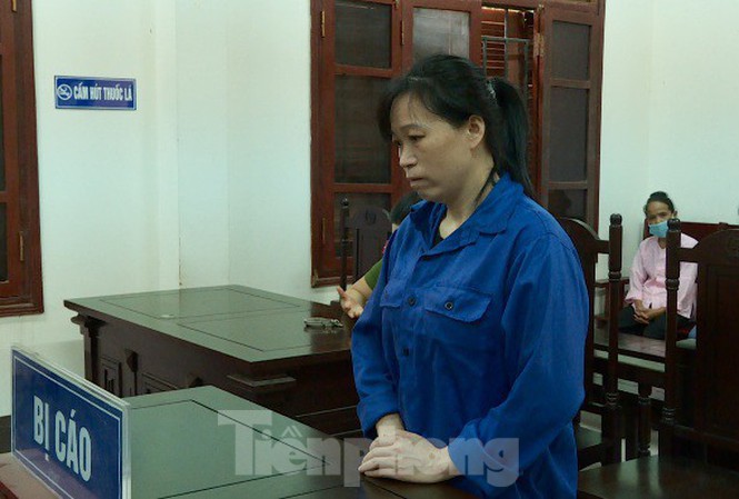 Bị cáo Cam Thị Cảnh ra tòa, lĩnh án .Ảnh: P.O