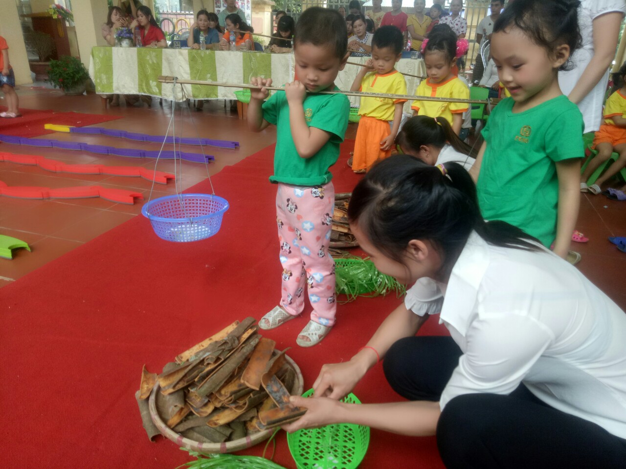 Phụ huynh tham gia hoạt động trải nghiệm cùng trẻ tại trường Mầm non Quảng Lâm.