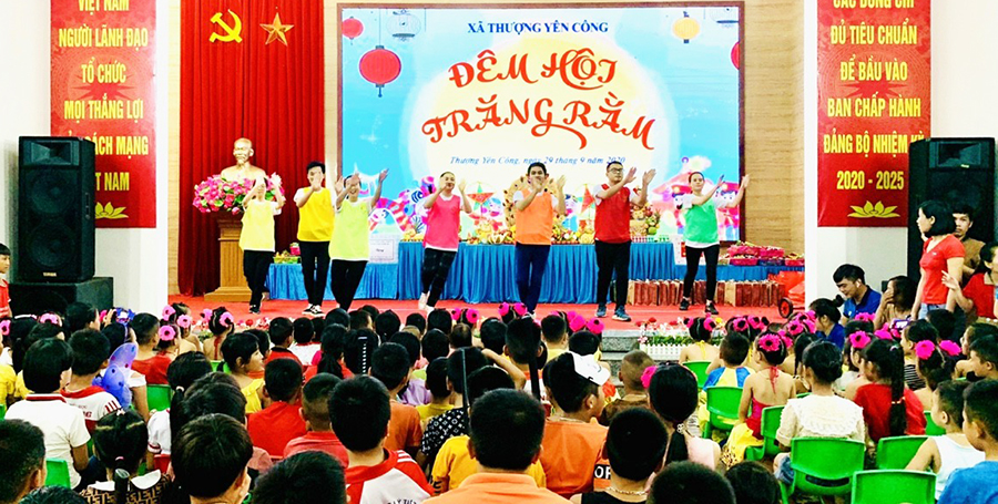 Trẻ em xã Thượng Yên Công vui đêm hội Trăng rằm.