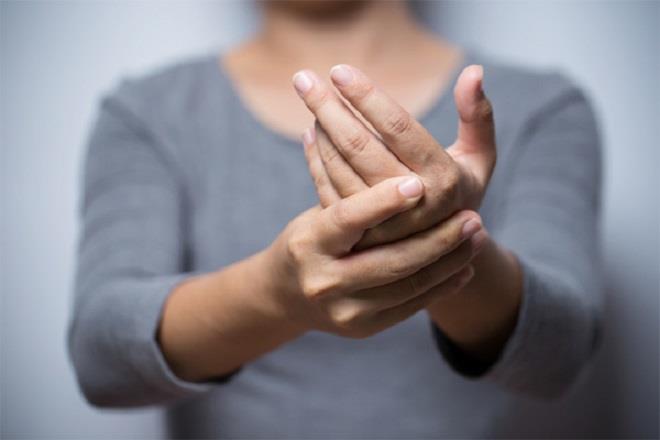 Bàn tay lạnh giá có thể là dấu hiệu của một số bệnh. (Ảnh minh họa: Oastaug)