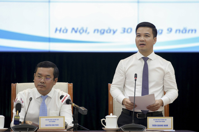 Ông Trần Quang Nam - Chánh văn phòng Bộ GD&ĐT phát biểu tại họp báo.